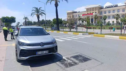 Yaya geçidinde nezaket kazaya dönüştü: Duraklayan otomobile motosiklet çarptı