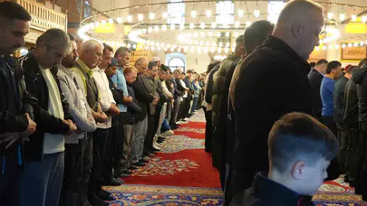 Balıkesir’de bayram coşkusu tarihi camide birleştirdi
