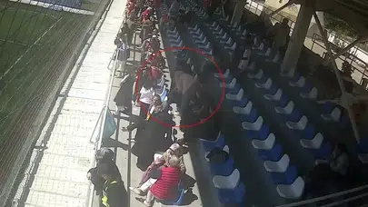 Tribünde korku dolu anlar: Minik çocuğun hayatını saniyelerle kurtardı