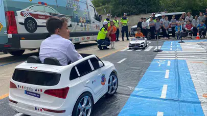 Küçük öğrencilere jandarmadan hayat kurtaran ders: Trafik kuralları oyunla öğretildi