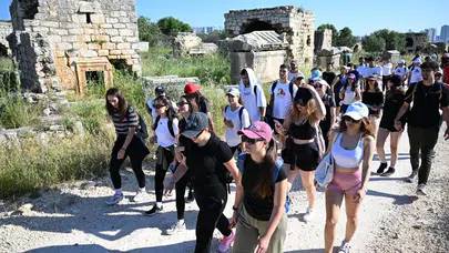 Gençler 19 Mayıs coşkusunu antik yollarda yaşadı: Mersin’in tarihine adım adım yolculuk