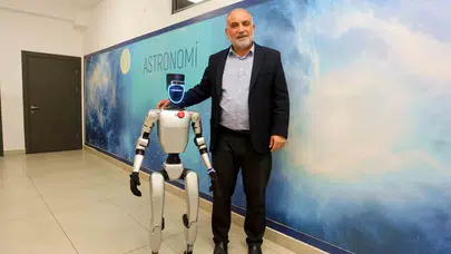 Geleceğin mühendisleri robot rehberle buluştu: CANİKMAN gençlere teknoloji kampüsünü gezdirdi