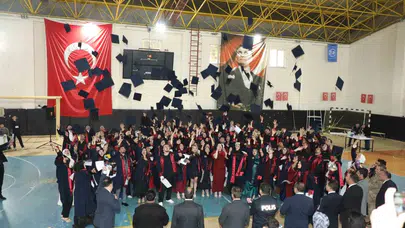 Narman’da diplomalar havaya uçtu: Peri Bacaları’nın gölgesinde unutulmaz kutlama