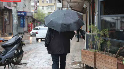 Elazığ’da gökyüzü karardı: Meteoroloji uyardı, sağanak hayatı felç etti