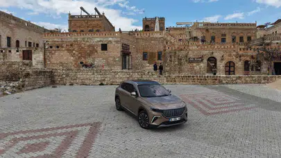Midyat’ın tarihi dokusu yerli otomobilin yollarla buluşmasını bekliyor: Katori taşı sarısı Togg’a çok yakışacak