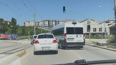 Trafikte dehşet anları: Servis şoförünün tehlikeli hamlesi kamerada