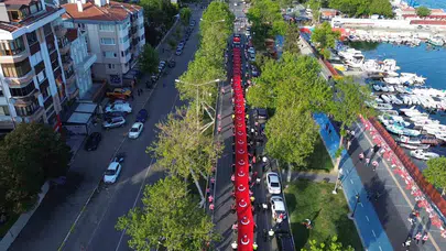 Tekirdağ’da ay-yıldız coşkusu: 100 metrelik bayrakla omuz omuza yürüdüler
