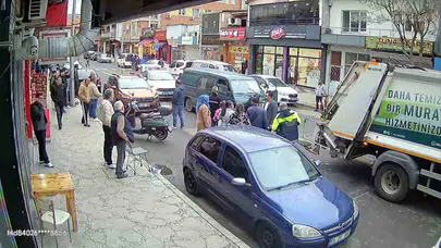 Temizlik işçisinin can pazarı: Çöp kamyonuna çarpan araç ortalığı savaş alanına çevirdi