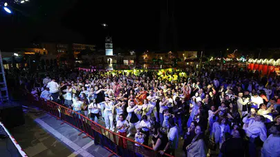 Marmaris’te Latin ateşi: 19 Mayıs Meydanı dev bir dans pistine dönüştü