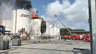 Mersin’de dehşet anları: Dev yağ fabrikası alevlere teslim oldu