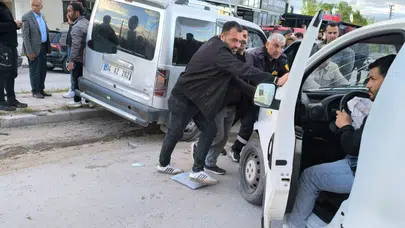 Gevaş'ta ortalık savaş alanına döndü: İki kamyonet kafa kafaya çarpıştı