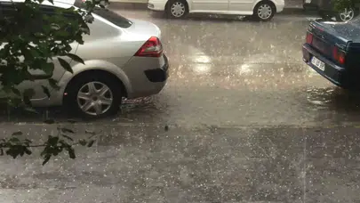Erzincan’da doğa kabusu: Yollar kapandı, sürücüler zor anlar yaşadı