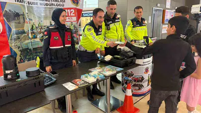 Alışverişte trafik eğitimi: Jandarma hem bilgilendirdi hem hediye dağıttı
