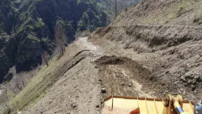 Bingöl’de doğa geçit vermedi: Heyelan nedeniyle köy yolu trafiğe kapandı