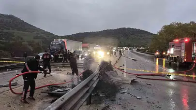 Afyonkarahisar’da dehşet anları: Bariyerlere çarpan otomobil alev topuna döndü