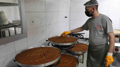 Diyarbakır’da bayram mesaisi: Tatlıcılar talebe yetişmek için vites yükseltti