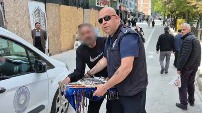 Zabıta ile seyyar satıcı arasında gergin anlar: Objektifleri görünce tavrı değişti