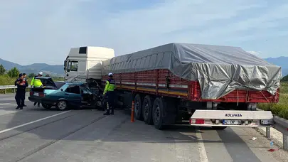 Bozdoğan-Nazilli hattında korkutan kaza: Otomobil tırla çarpıştı, sürücü hastanelik oldu