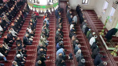 Yüksekova’da bayram sabahı: Camiler doldu taştı, dualar mezarlıklara uzandı