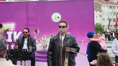 Bolu’da bayram coşkusu zirveye taşındı: Meydanlar gençlerin enerjisiyle doldu taştı
