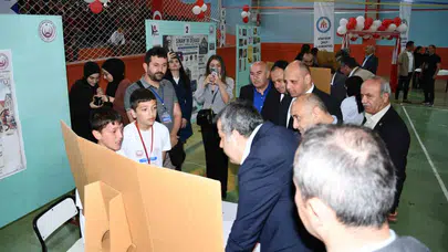Genç mucitler sahneye çıktı: Vezirköprü'de bilim rüzgarı esti