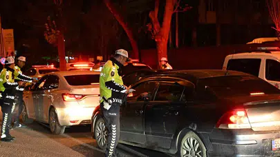 Kars yollarında bayram mesaisi: Emniyetten sürücülere "yaşam" uyarısı