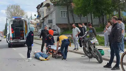 Yaya geçidinde nezaket kazaya dönüştü: Otomobile çarpan motosikletli hastanelik oldu