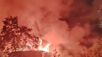Sultanbeyli’de gece yarısı dehşeti: Mahalleli alevlerin arasına daldı