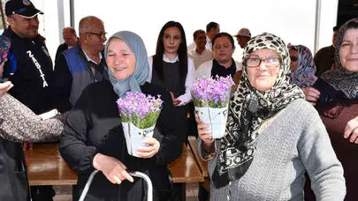 Beylikova’da Anneler Günü bereketi: Başkan Karabacak pazar yerini çiçek bahçesine çevirdi