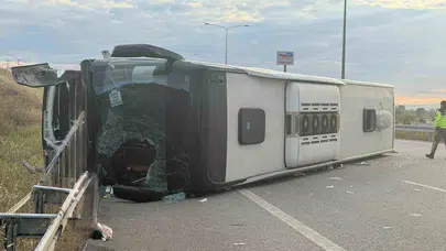 Sabahın ilk ışıklarında dehşet: Yolcu otobüsü otoyolda yan yattı, çok sayıda yaralı var