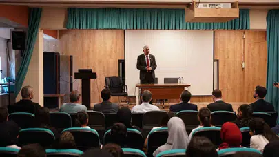 Başkan Hallaç gençlerle buluştu: Başarıya giden yolun anahtarı azim ve disiplin