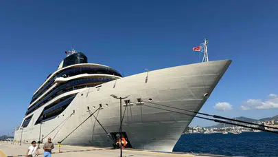 Turizmde lüks rüzgarı: Dev kruvaziyer Bodrum limanına demir attı