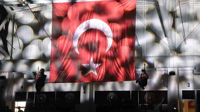 Bolu'da nefes kesen anlar: Gökyüzünden inen kahramanlar salonu ayağa kaldırdı