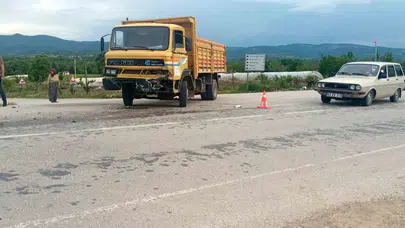 Gediz’de feci kaza: Kavşakta çarpışan araçlar hurdaya döndü