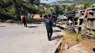 Bodrum’da yüklü kamyon dehşeti: Yokuşta devrilen araçtan sağ çıktılar