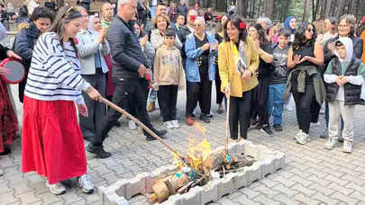 Menteşe’de bahar ateşi yakıldı: Başkan Köksal Aras vatandaşlarla halay çekti