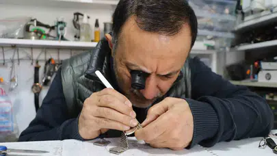 Zamanın izini sürenlerin ustası: 30 yıllık tecrübesiyle saatlerin dilinden anlıyor