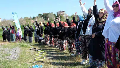 Şalvarla spor olur mu demeyin: Gebzeli kadınlar sağlıklı yaşam için sahaya indi