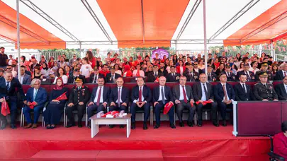 Manisa’da 19 Mayıs coşkusu: Genç sporcular hünerleriyle meydanı büyüledi