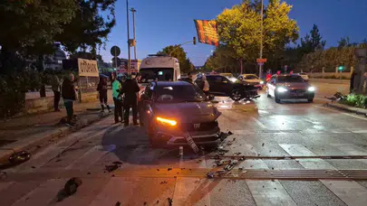 Sazova’da akşam trafiğinde korkutan kaza: İki araç hurdaya döndü
