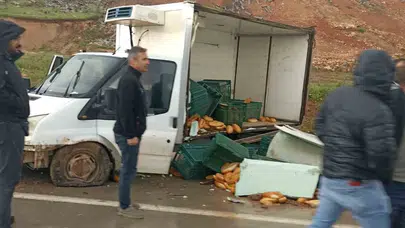 Siirt’te ekmek yüklü kamyonet kaza yaptı: Yol bir anda beyaz örtüye büründü