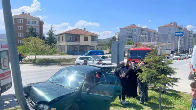 Sungurlu’da korkutan kaza: Kavşakta çarpışan araçlar hurdaya döndü
