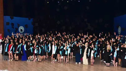 Geleceğin turizmcileri diplomalarını aldı: Balıkesir'de büyük gurur