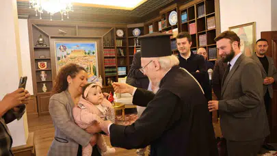 Nevşehir’de sürpriz ziyaret: Patrik Bartholomeos’un kucağındaki minik Ecem güne damga vurdu