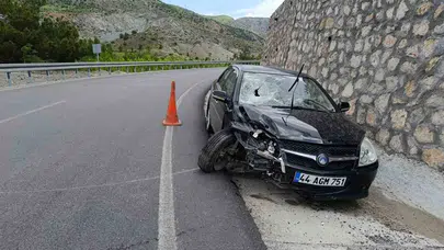 Malatya yolunda korkutan kaza: Direksiyon hakimiyetini kaybetti, bariyerlere saplandı