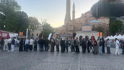 Ayasofya’da bayram coşkusu: Seccadesini alan avluya koştu