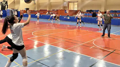 Kars'ta file başında renkli anlar: Vali Polat gençlerle voleybol maçına çıktı