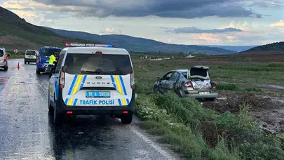 Çorum yolunda can pazarı: Yağışlı havada direksiyon hakimiyetini kaybeden aile kaza yaptı