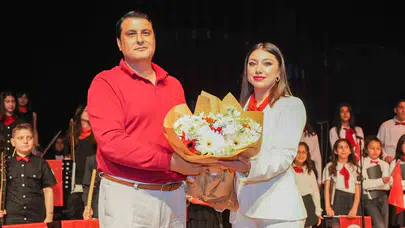 Sahnedeki minik ellerden dev eserler: 19 Mayıs coşkusu Şehitkamil’de yankılandı