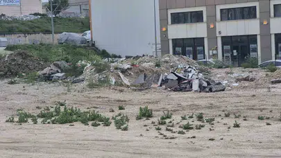 Sanayi sitesinde çöp isyanı: Mahalleli koku ve görüntü kirliliğinden bıktı